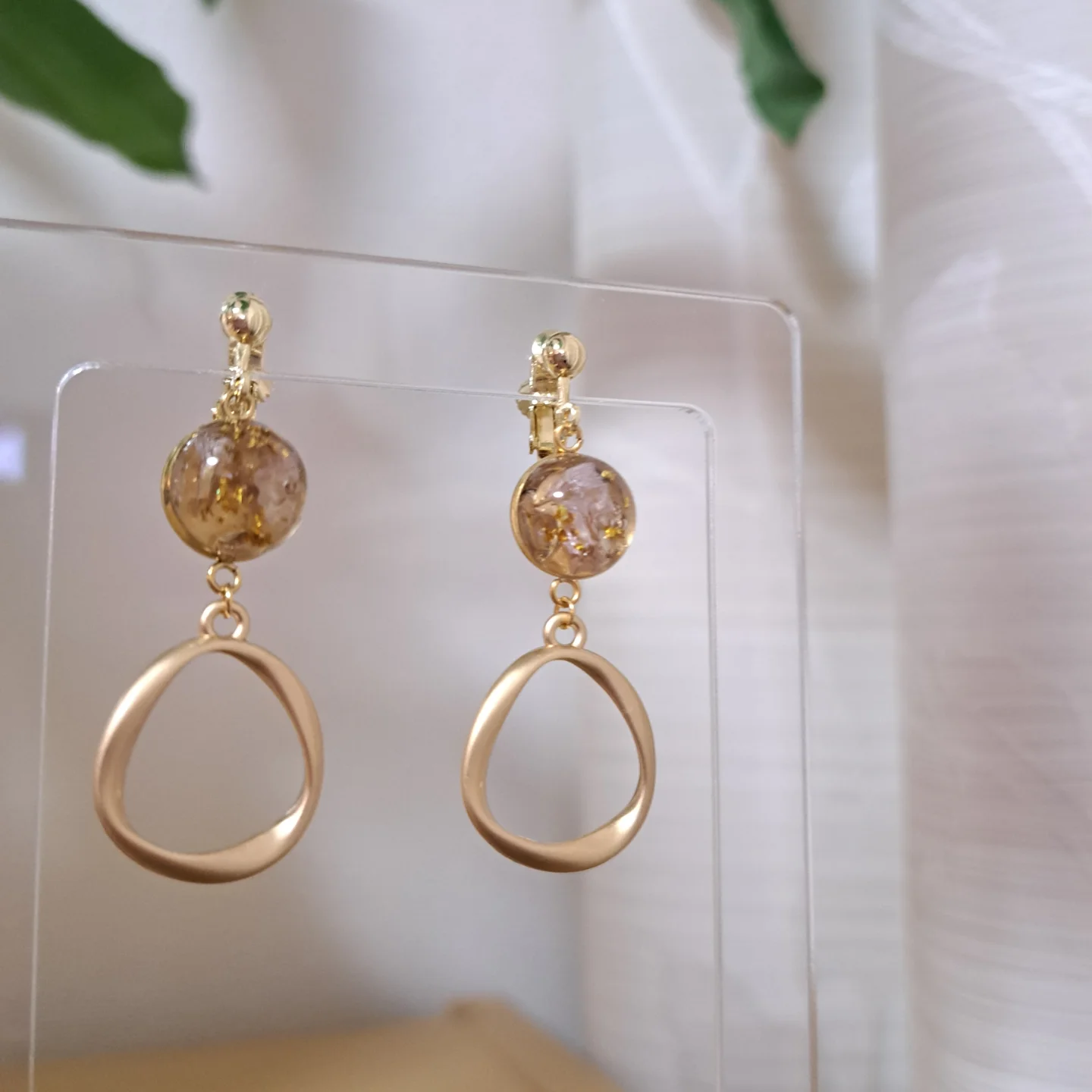 金箔レジンのゆれるイヤリング