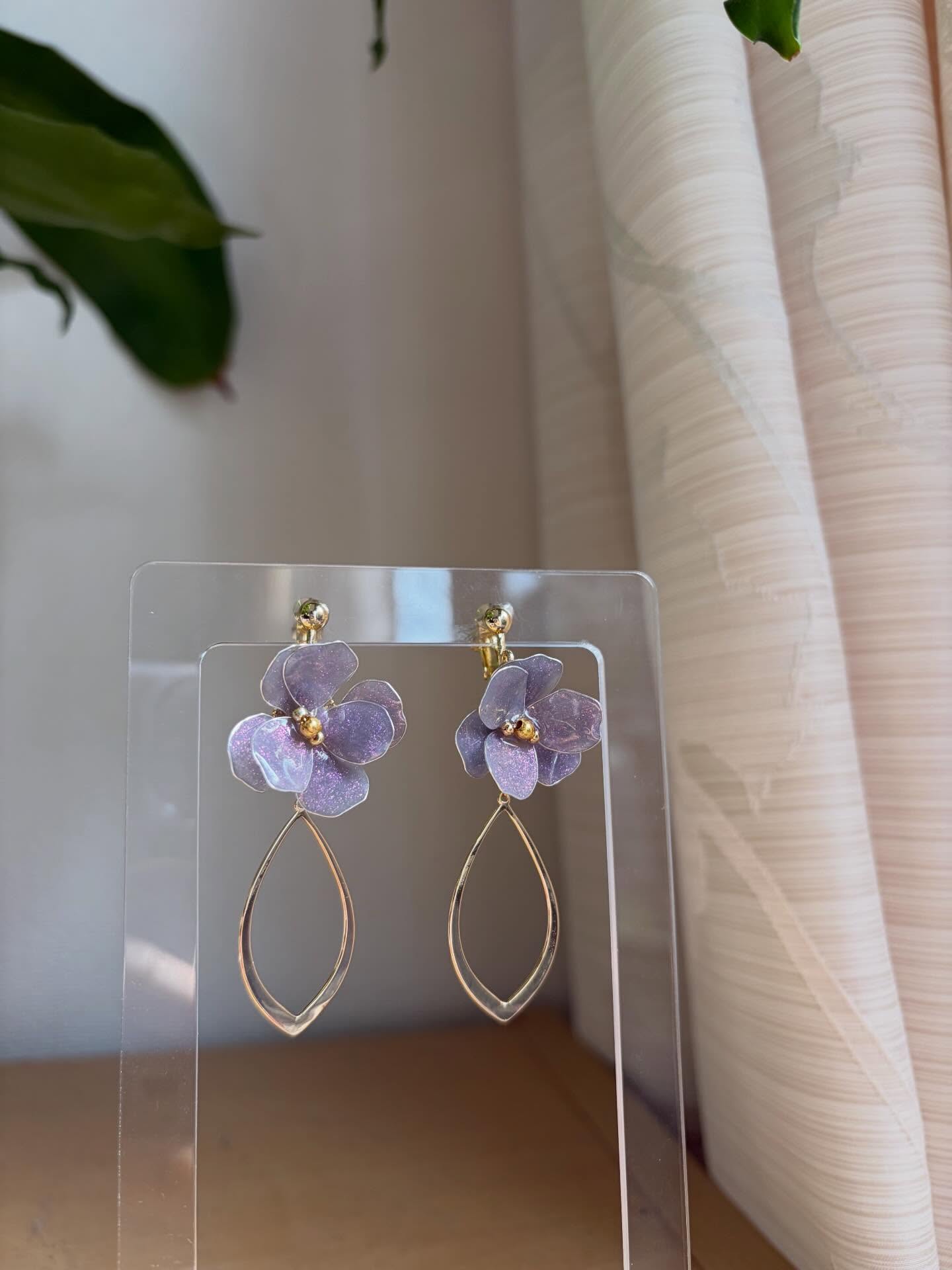 ラメ花びらのイヤリング